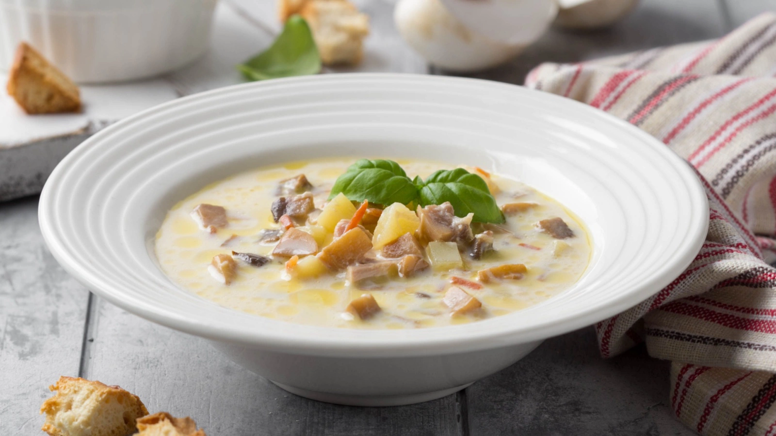 Суп с шампиньонами лучше всего подавать горячим в глубоких тарелках или небольших супницах