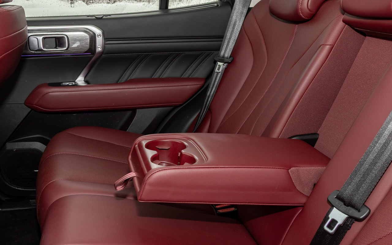 На втором ряду Tank 400 имеется откидной подлокотник с двумя подстаканниками