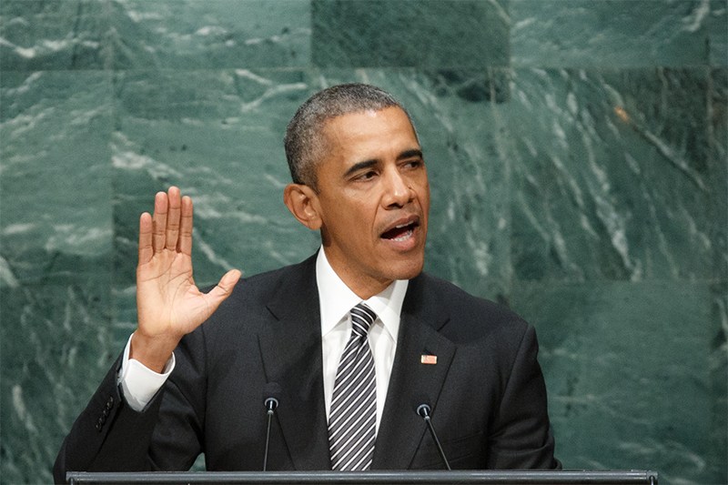 Барак Обама

Одним из&nbsp;первых докладчиков на&nbsp;общеполитической сессии стал президент США Барак Обама. Его речь продолжалась дольше 40 минут (при регламенте в&nbsp;15 минут).

Обама начал свою речь с&nbsp;напоминания о&nbsp;том, в&nbsp;каких условиях 70 лет назад&nbsp;ООН начала работу: &laquo;На руинах, оставшихся после&nbsp;Второй мировой войны, глядя на&nbsp;стремительное развитие ядерных вооружений, США сделали многое, чтобы&nbsp;предотвратить Третью мировую войну&raquo;.

Дальше глава Белого дома подверг критике политиков, которые призывают к&nbsp;ограничению гражданских свобод ради&nbsp;борьбы с&nbsp;терроризмом, а&nbsp;президента Сирии Башара Асада назвал тираном. &laquo;По такой логике мы должны поддерживать тиранов вроде&nbsp;Асада, которые сбрасывают самодельные бомбы на&nbsp;свой народ просто&nbsp;потому, что&nbsp;альтернатива им еще хуже&raquo;, &mdash; заявил американский президент.

&laquo;В разных частях мира демократия может принимать различные формы, в&nbsp;зависимости&nbsp;от&nbsp;культурных ценностей и&nbsp;традиций. Но такой катастрофы, какая произошла в&nbsp;Сирии, не&nbsp;случилось&nbsp;бы в&nbsp;стране с&nbsp;настоящей, реальной демократией&raquo;, &mdash; считает Обама.

Несмотря на&nbsp;то что&nbsp;у России насчет Асада свое мнение, Обама, по&nbsp;его словам, готов вместе работать над&nbsp;урегулированием конфликта. &laquo;Соединенные Штаты готовы работать с&nbsp;любой нацией, включая&nbsp;Россию и&nbsp;Иран, ​чтобы разрешить конфликт&raquo;,&nbsp;&mdash; заявил&nbsp;он.

В другой части своей речи Обама назвал Россию и&nbsp;Китай партнерами, но&nbsp;одновременно высказался в&nbsp;поддержку санкций Запада против&nbsp;России как&nbsp;мотивирующего фактора для&nbsp;Кремля изменить свою политику. Взгляните на&nbsp;результаты, предложил Обама: украинцы более заинтересованы в&nbsp;присоединении к&nbsp;Европе, а&nbsp;образованные русские уезжают из&nbsp;страны.

&laquo;Представьте, если&nbsp;Россия включится в&nbsp;реальную дипломатическую работу с&nbsp;Украиной. Это будет полезно для&nbsp;России, для&nbsp;Украины и&nbsp;для&nbsp;всего мира&raquo;, &mdash; заявил американский лидер. По его словам, Вашингтон не&nbsp;собирается изолировать Россию&nbsp;&mdash;&nbsp;напротив, подталкивает к&nbsp;совместной работе с&nbsp;США.
