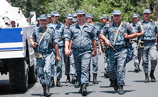 Сотрудники полиции в Ереване.&nbsp;17 июля&nbsp;2016 года


