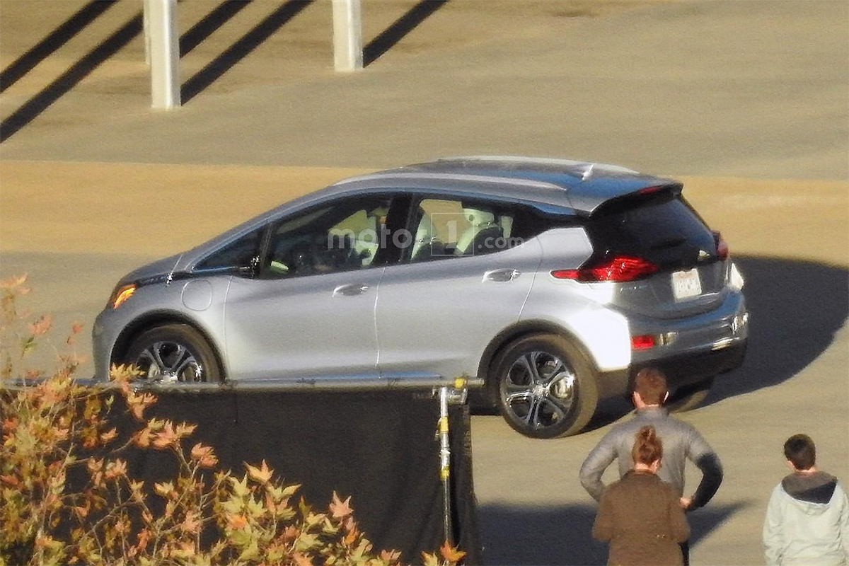Бюджетный электрокар Chevrolet Bolt замечен без камуфляжа