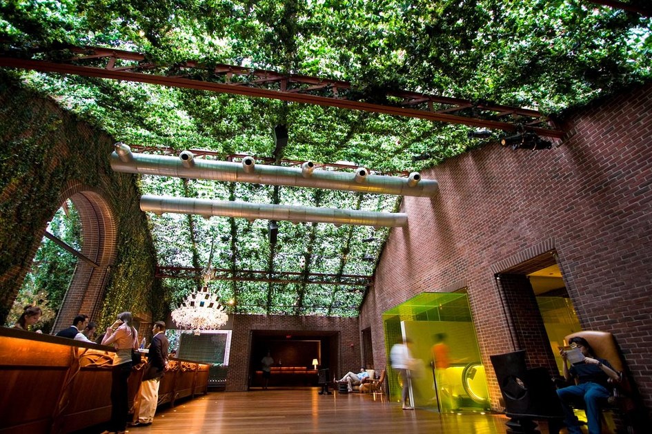 Альтернативное исполнение зоны ресепшен. В отеле Hudson NY Central Park лобби похоже на&nbsp;заросший тропическими растениями железнодорожный вокзал: кирпичная кладка здесь соседствует с&nbsp;перекрытиями, обвитыми зеленью. Такая обстановка создает уникальное настроение и&nbsp;привлекает гостей за&nbsp;счет особенной ауры места