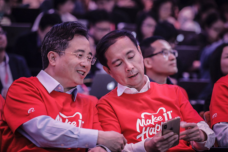 Глава Alibaba Group&nbsp;Дэниэл&nbsp;Чжан (на фото справа). Именно ему принадлежит идея проводить глобальную распродажу в День холостяков
