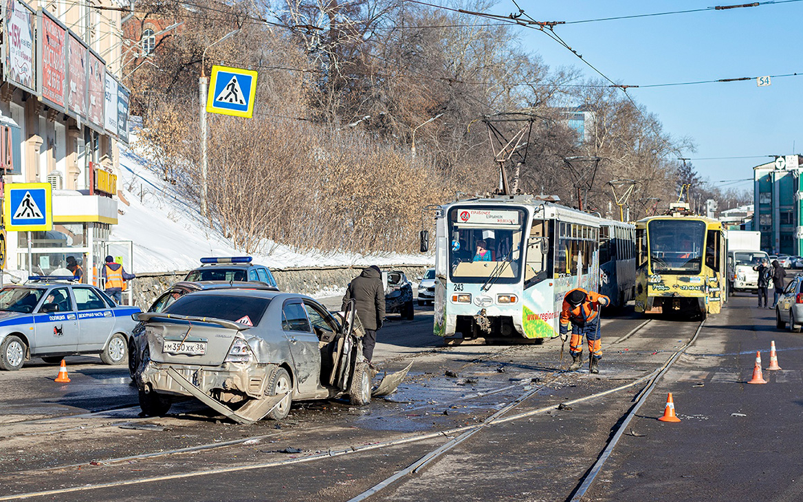 В Иркутске трамвай столкнулся с девятью машинами