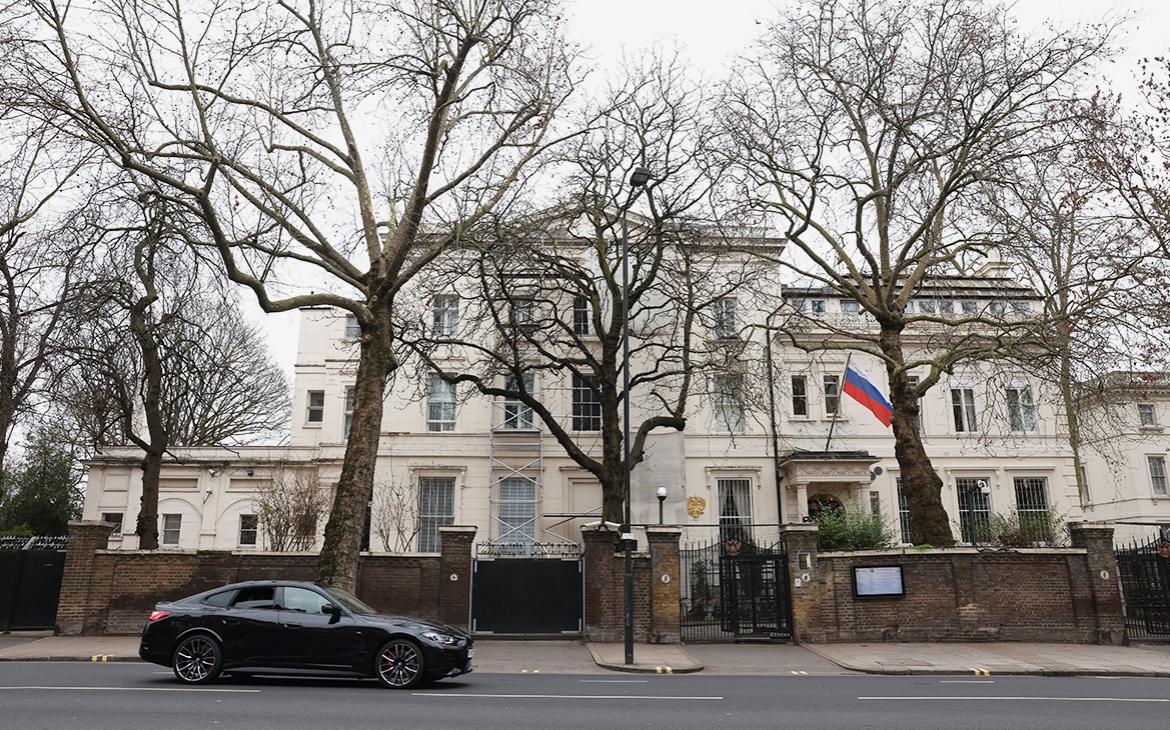 Посольство в Лондоне потребовало доступ к задержанному россиянину