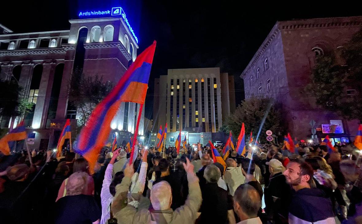 Протестующие в Ереване заблокировали российское посольство