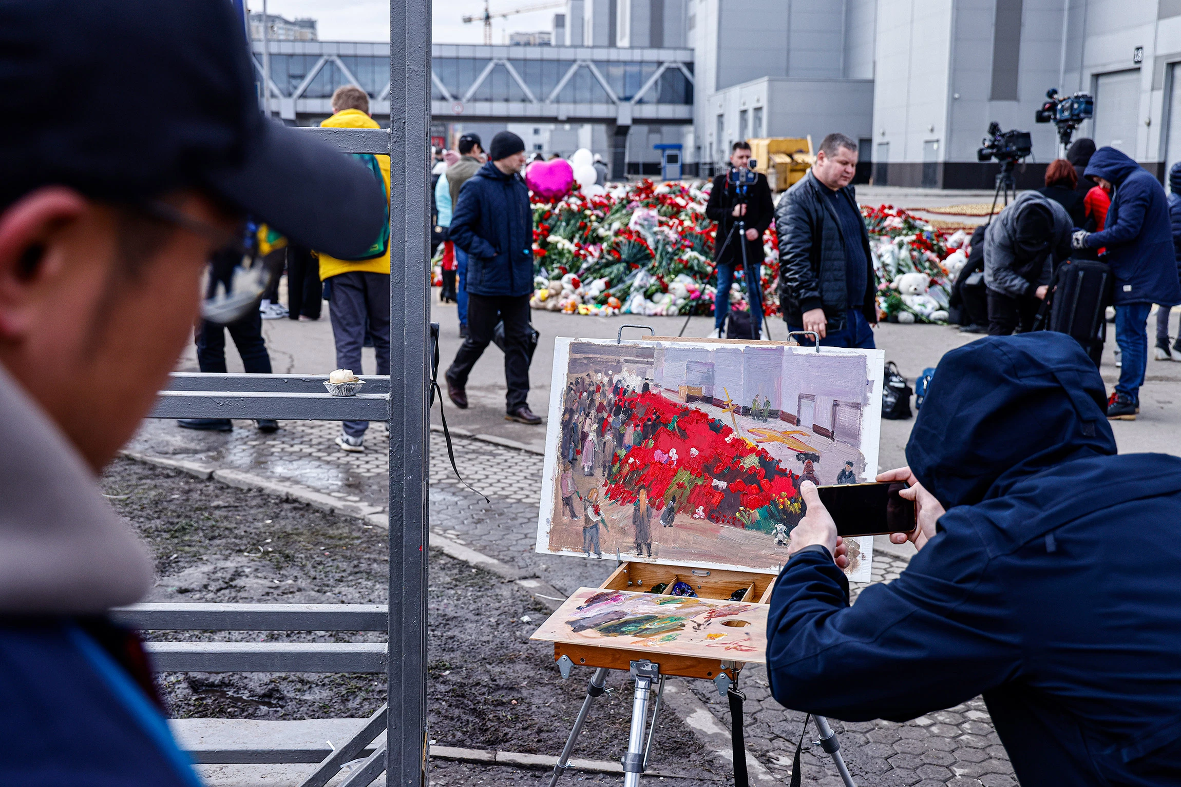 К мемориалу у «Крокус Сити Холла» продолжают нести цветы — РБК