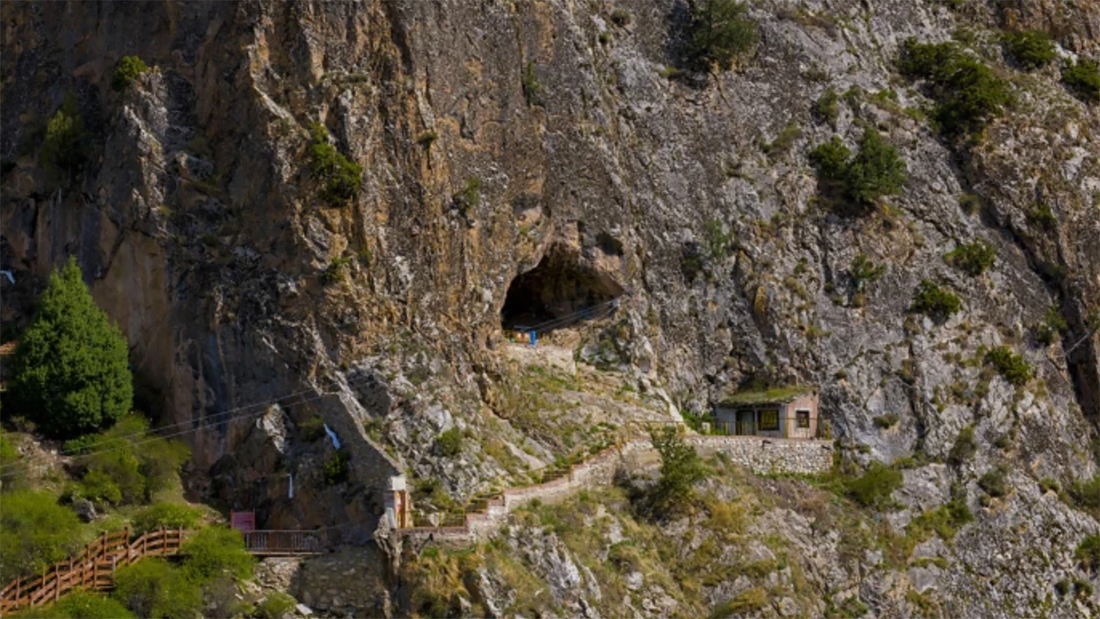 <p>Вход в пещеру Байшия на Тибетском нагорье</p>