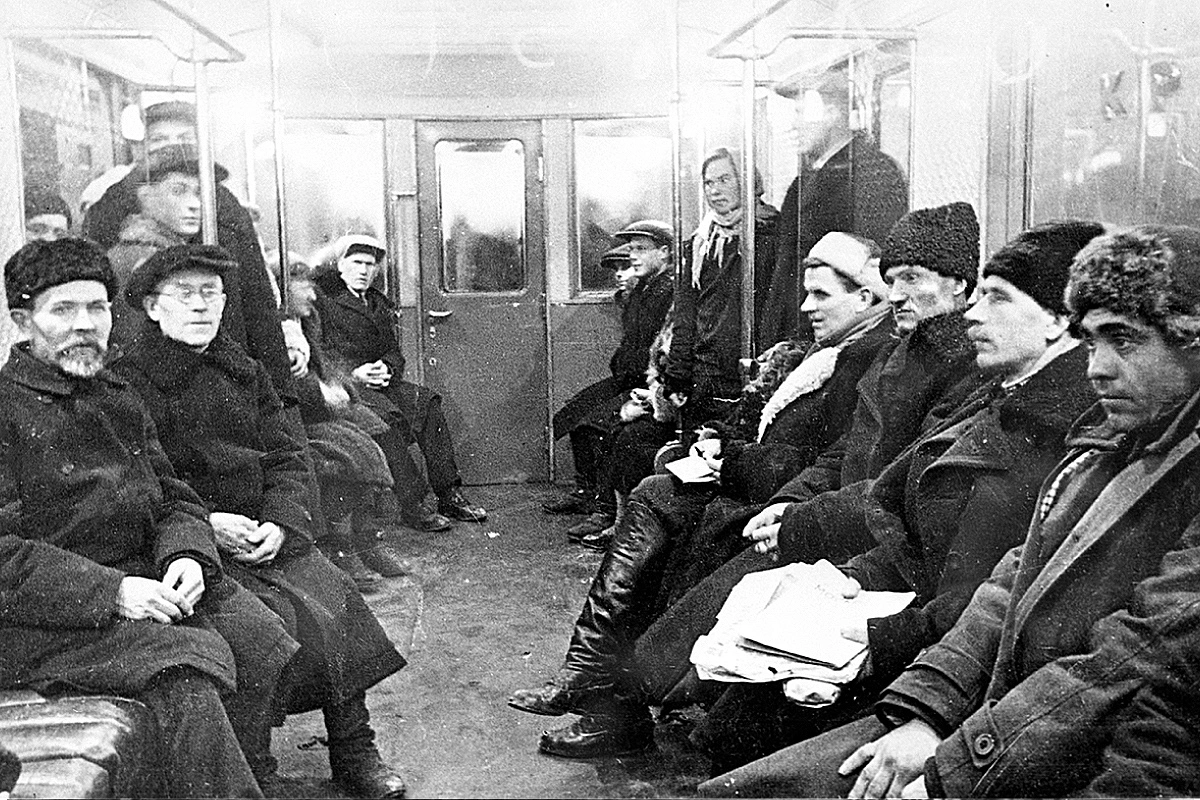 Делегаты съезда колхозников-ударников в московском метро, 1935 год