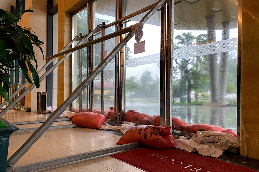 После Китая шторм двинулся в сторону северной части Вьетнама. Для него это пятый тайфун с начала года.

В связи с надвигающимся бедствием в стране объявили эвакуацию более полумиллиона человек