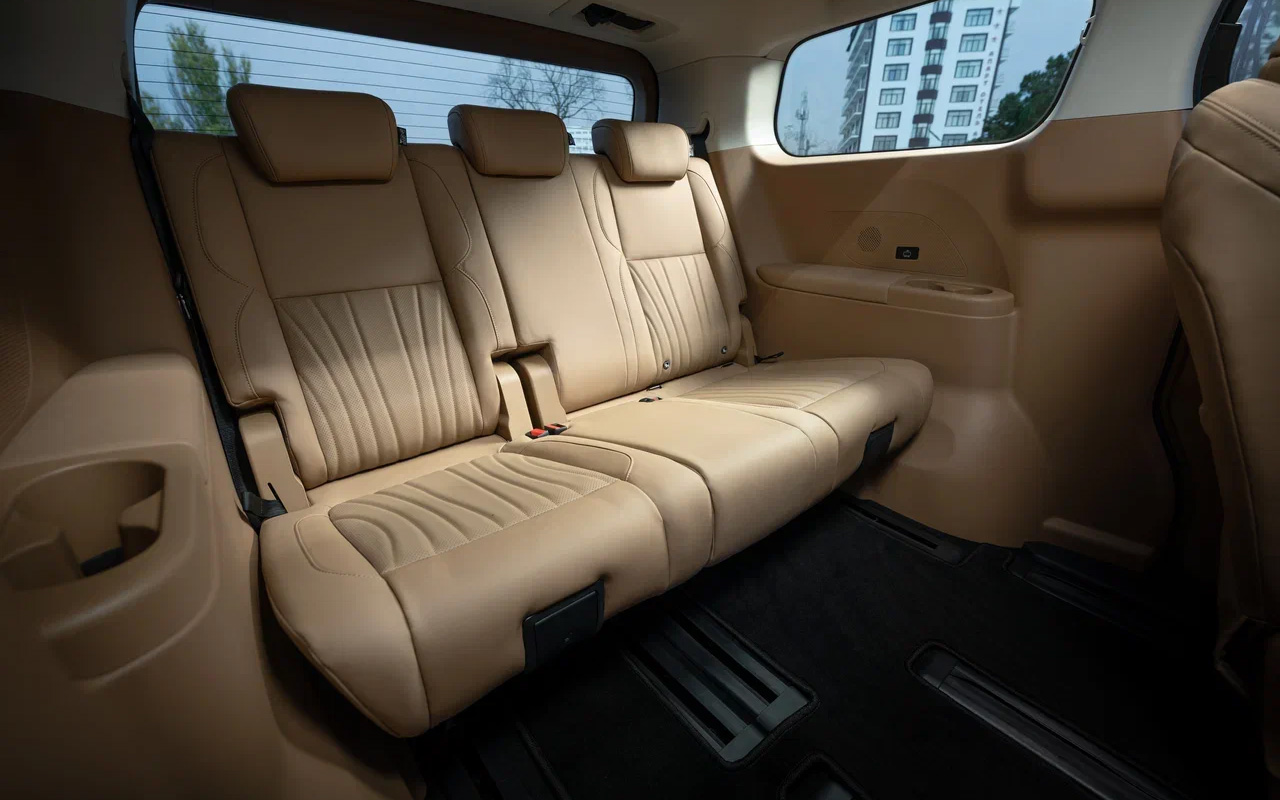 Втроем сидеть откровенно тесно. Но короткую поездку перетерпеть можно, да и базовый набор удобств присутствует