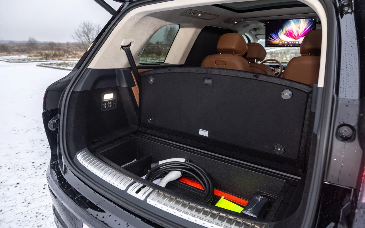 В подполье багажника Voyah Taishan предусмотрен вместительный отсек для зарядных кабелей и мелочевки. Запасного колеса&nbsp;нет