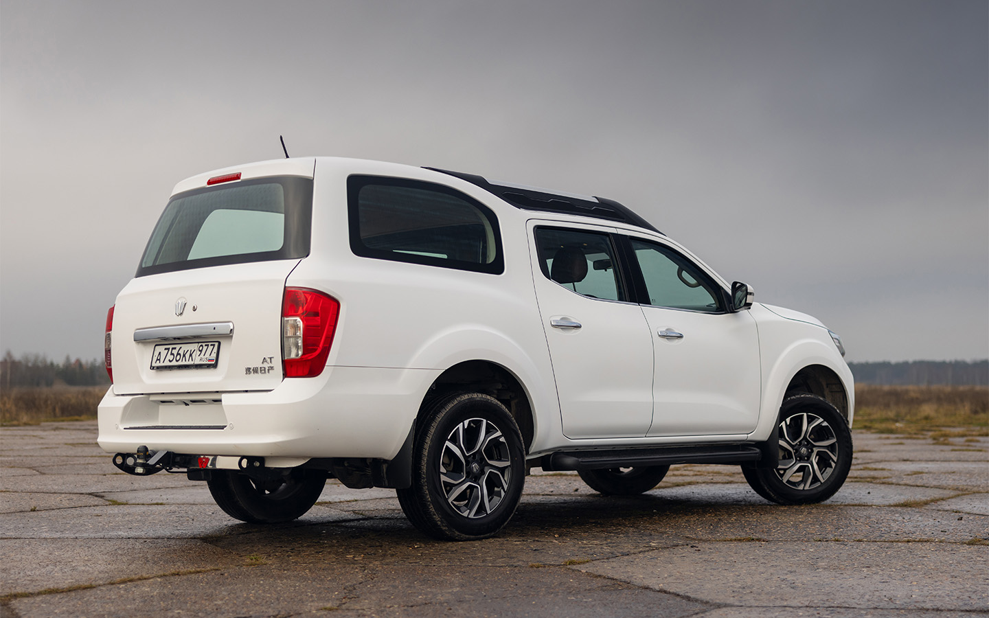 Камера заднего вида и выступ на бампере существенно облегчают дело