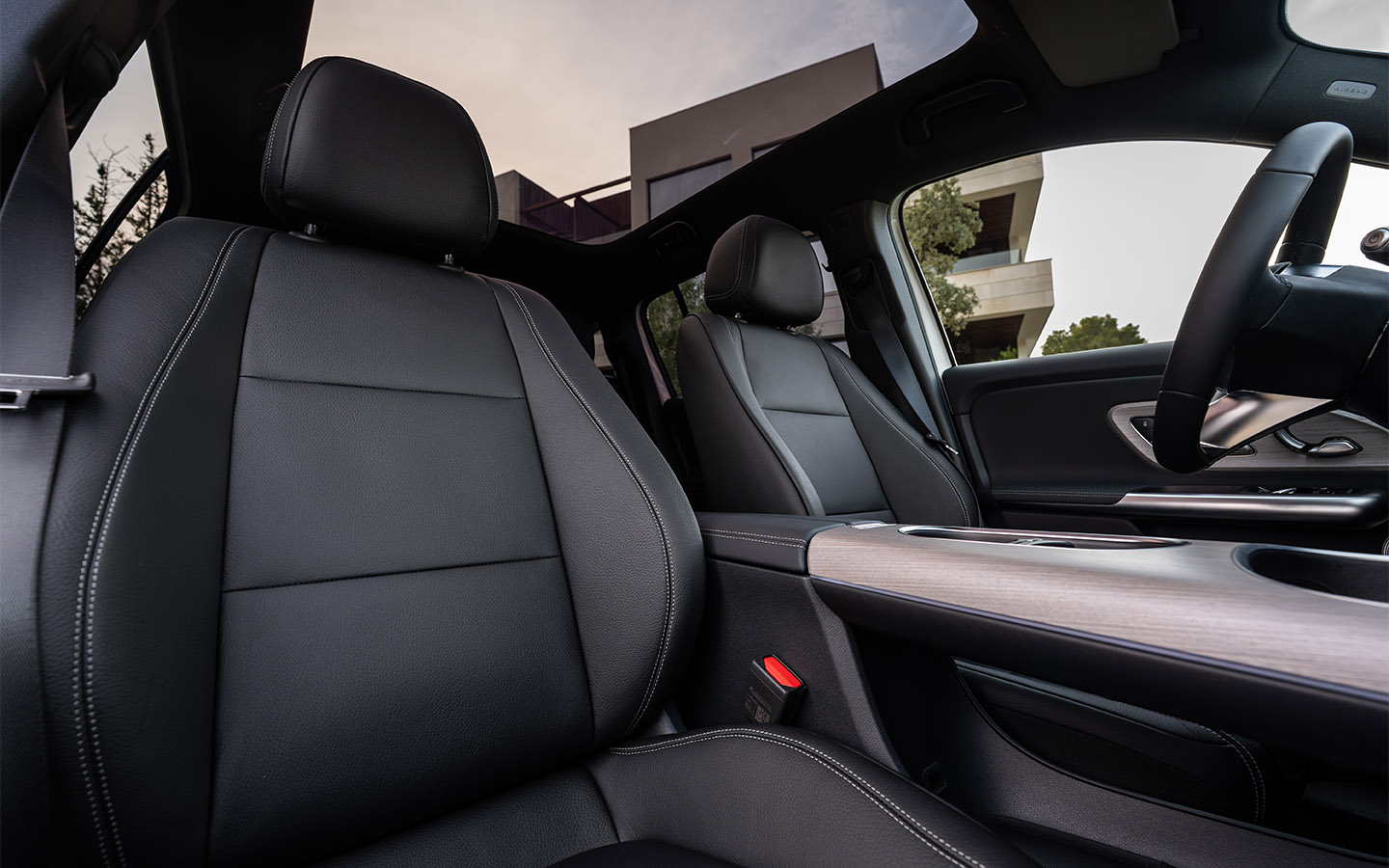 Сиденья достаточно жесткие, но обеспечивают хорошую боковую поддержку