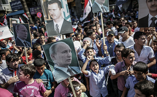 Участники митинга в поддержку президента Сирии Башара Асада и президента России Владимира Путин в Латакии, Сирия. Архивное фото