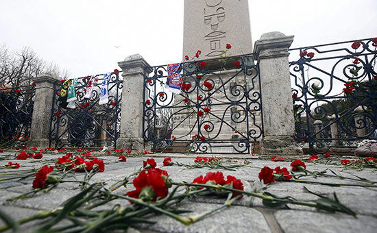 Цветы недалеко от места взрыва на площади Султанахмет в память о жертвах трагедии