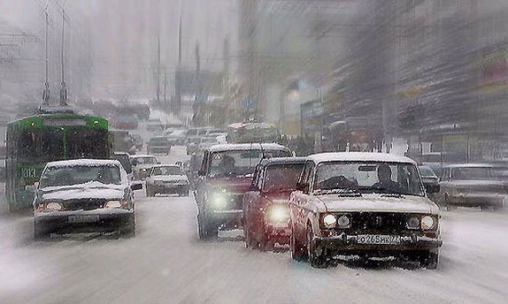 В связи с ожидаемым сильнейшим снегопадом московские власти призывают автовладельцев воздержаться от поездок