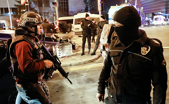 Сотрудники турецкой полиции у здания, где&nbsp;произошло убийство посла России в&nbsp;Турции Андрея Карлова
