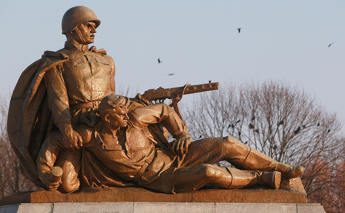 Памятник советским солдатам на военном кладбище в Варшаве
