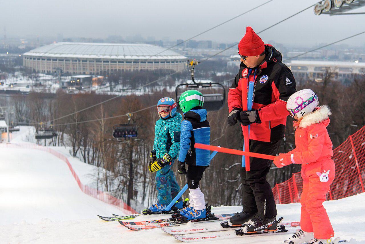 В декабре на Воробьевых горах в Москве открыли горнолыжный комплекс для катания на лыжах и сноуборде.&nbsp;