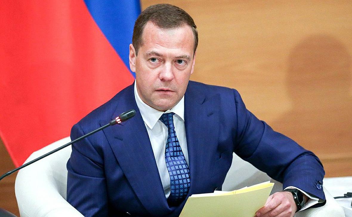Медведев ответил Боррелю и фон дер Ляйен словами freak show must go on"/>













