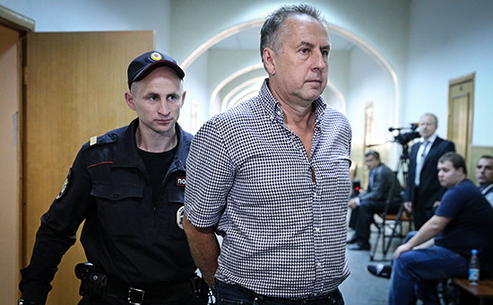 Директор по производству субподрядной организации ООО «Спецтехреконструкция» Анатолий Круглов (второй слева), обвиняемый по делу об аварии в столичном метро 15 июля 2014 года