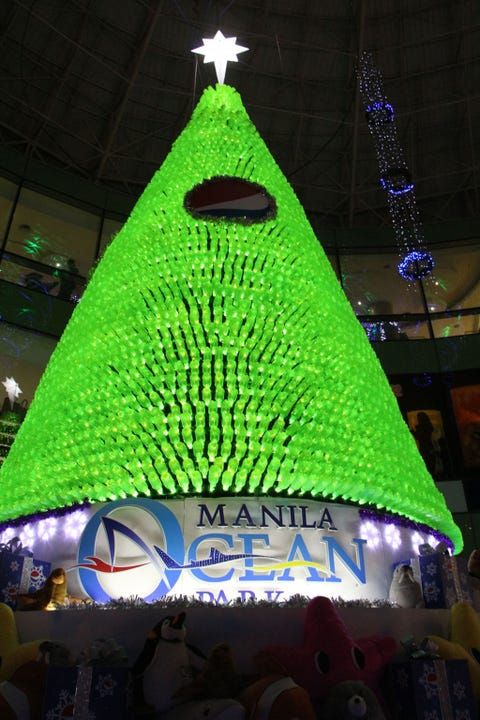 Елка из бутылок в Маниле