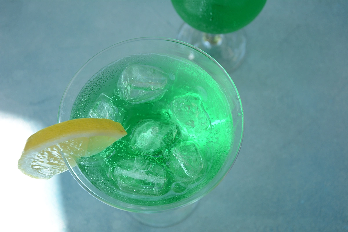 Абсент, имеющий ядовито-зеленый цвет, долгое время ассоциировался с мифами о его волшебных и даже опасных свойствах