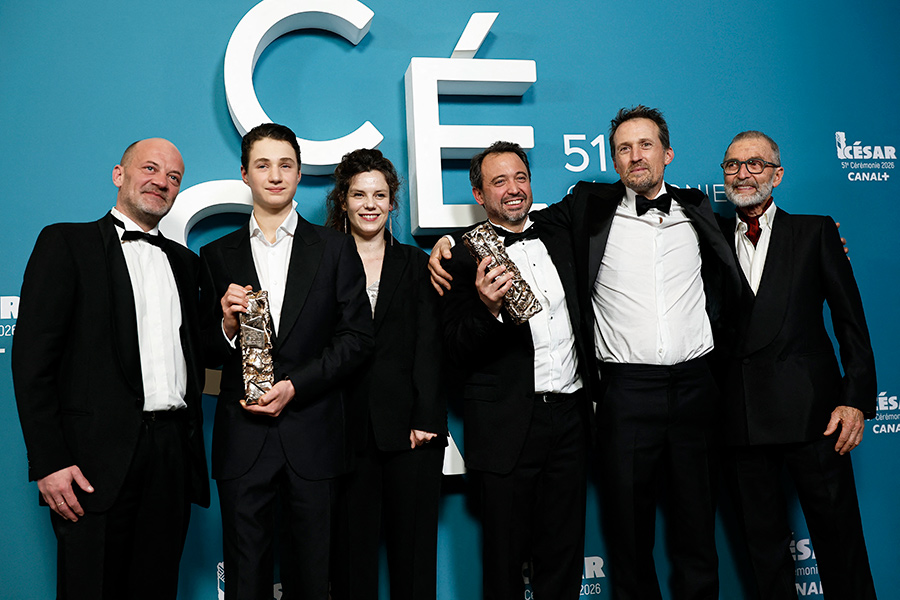 Режиссер Венсан Мюнье, продюсеры Пьер-Эммануэль Флерантен и Лоран Божар, Мишель Мюнье и Симон Мюнье позируют после получения награды за лучший документальный фильм &mdash; ленту «Пение лесов» (Le chant des for&ecirc;ts). Это вторая награда фильма (вместе с победой в номинации «лучший звук»). Для Венсана Мюнье это второй «Сезар» после «В поисках снежного барса» в 2022 году.