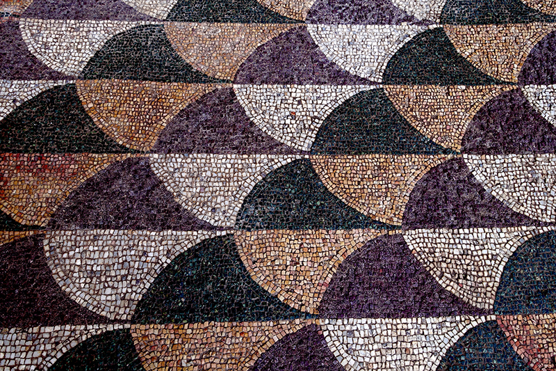 Фрагмент отреставрированной мозаики на полу