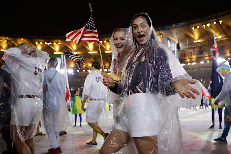 Спортсменки США во время церемонии закрытия Олимпийских игр