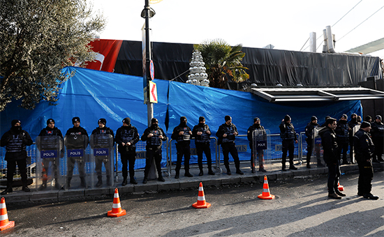 Турецкие полицейские у входа в&nbsp;ночной клуб, где&nbsp;произошел теракт
