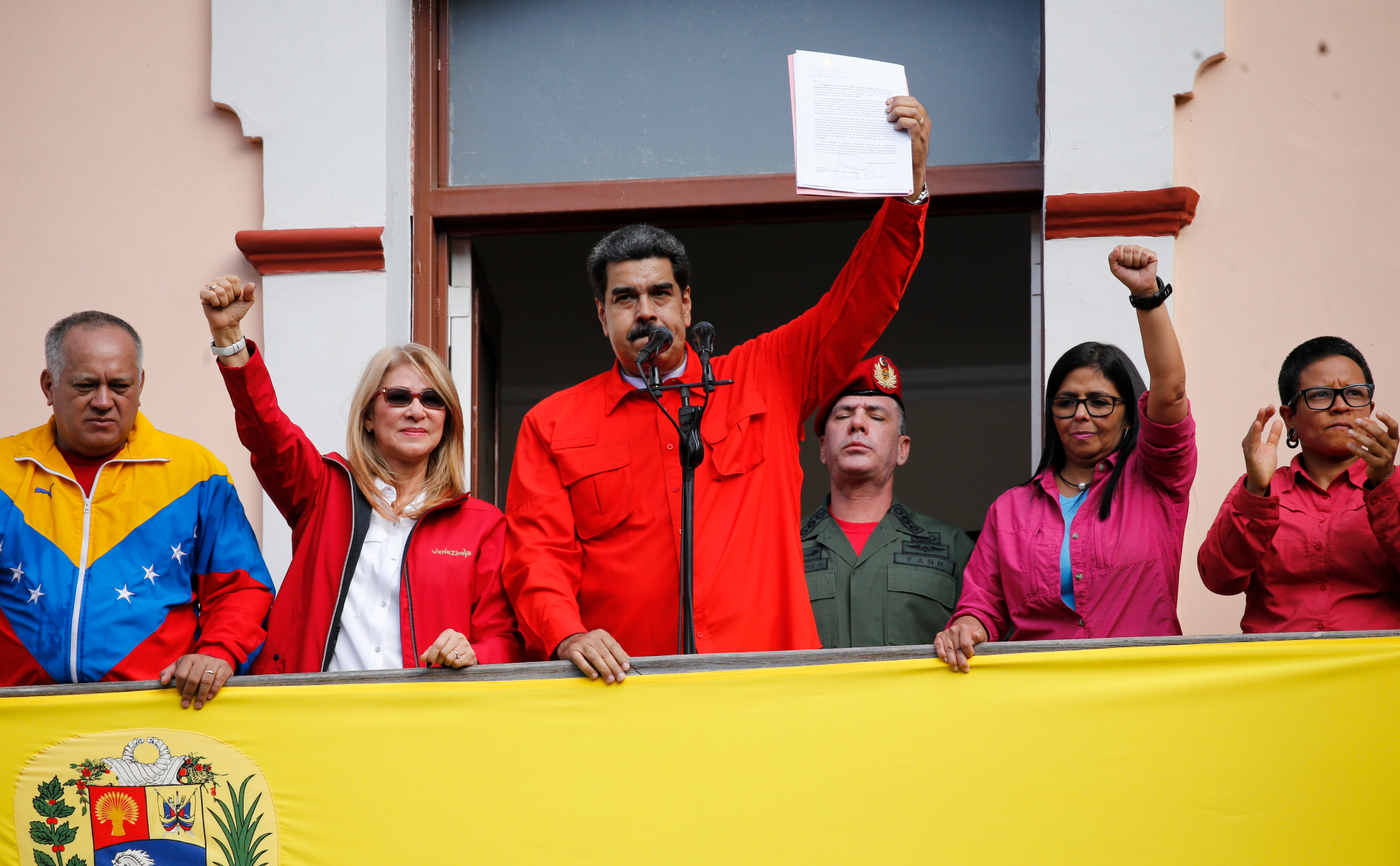 Николас Мадуро (в центре) во время выступления перед сторонниками