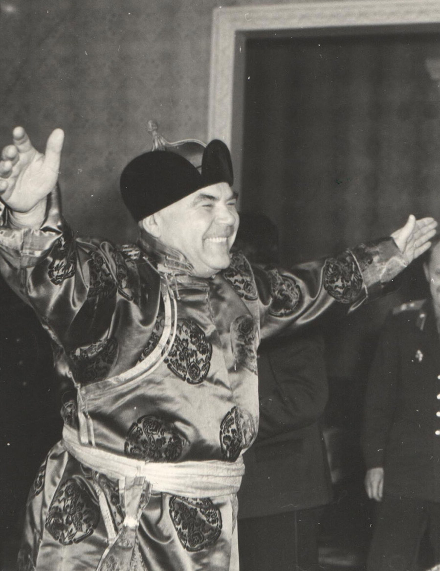 Министр обороны СССР Родион Малиновский во время визита в Монголию в 1961 году.

В 1944 году, командуя 3-м Украинским фронтом, Малиновский освободил Одессу, участвовал во многих других западных операциях Великой Отечественной войны. После нее он был переведен на Дальний Восток, где возглавил Забайкальский фронт. В 1957 году получил пост министра обороны СССР, который занимал вплоть до своей смерти в 1967 году

​
