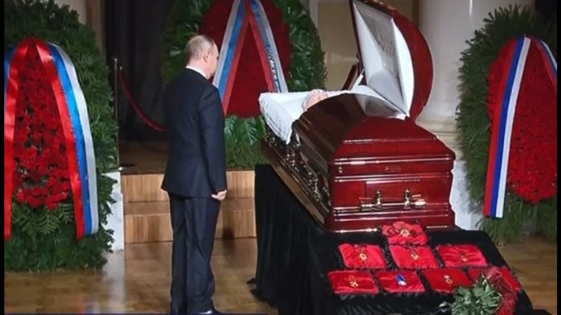 Сколько пришло проститься с навальным. Жириновский похороны Путина.