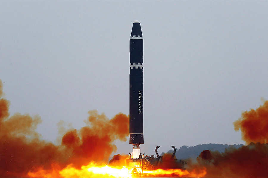 Особый акцент КНДР делает на развитии межконтинентальных баллистических ракет, которые могли&nbsp;бы нанести &laquo;быстрый ядерный контрудар&raquo;. В этой категории эксперты выделяют Hwasong-15 (на фото) и Hwasong-17 с дальностью 13 тыс. км и 15 тыс. км соответственно