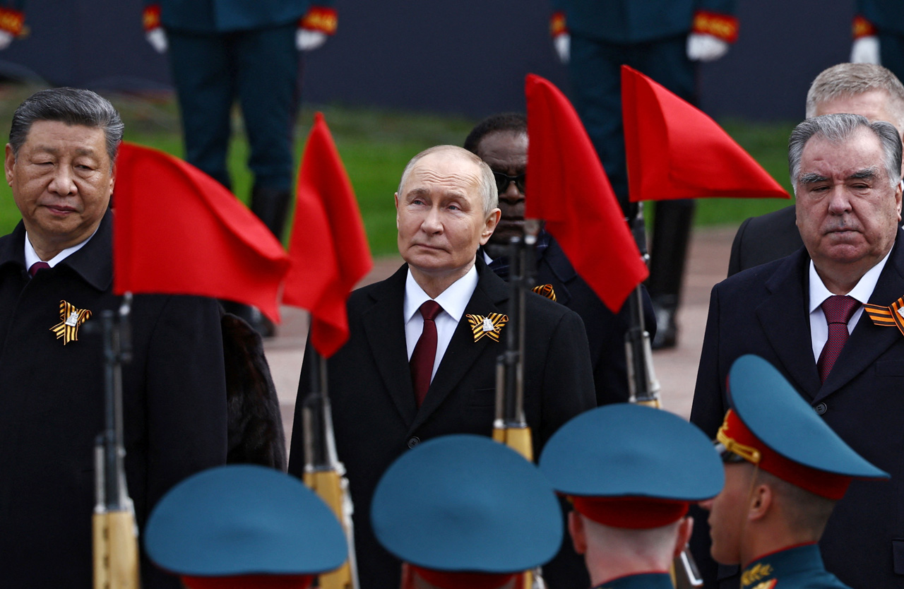 После окончания парада президент России с иностранными гостями отправились к Могиле Неизвестного Солдата, где они приняли участие в церемонии возложения цветов.