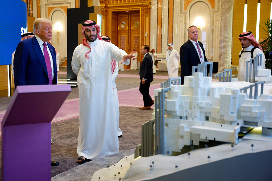 Американский президент принял участие в Саудовско-американском инвестиционном форуме (на фото с наследным принцем).