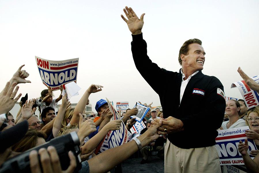 Арнольд Шварценеггер приветствует сторонников во время митинга в Сан-Бернардино, Калифорния, 2003 год