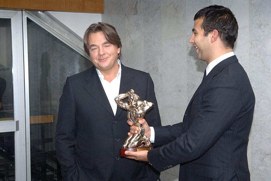 Константин Эрнст и Иван Ургант после завершения церемонии награждения победителей конкурса «ТЭФИ-2007» в номинациях категории «Лица», 2007 год