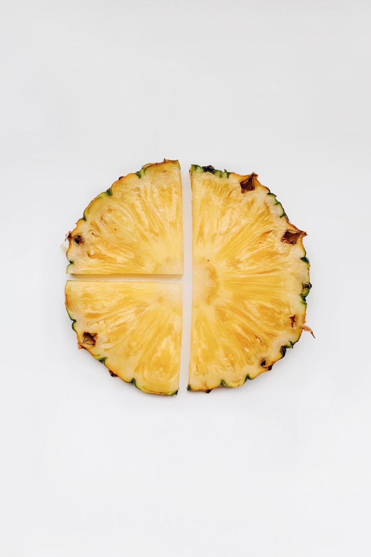 Бромелаин из ананасов обладает сильным противовоспалительным действием и помогает рассасыванию синяков