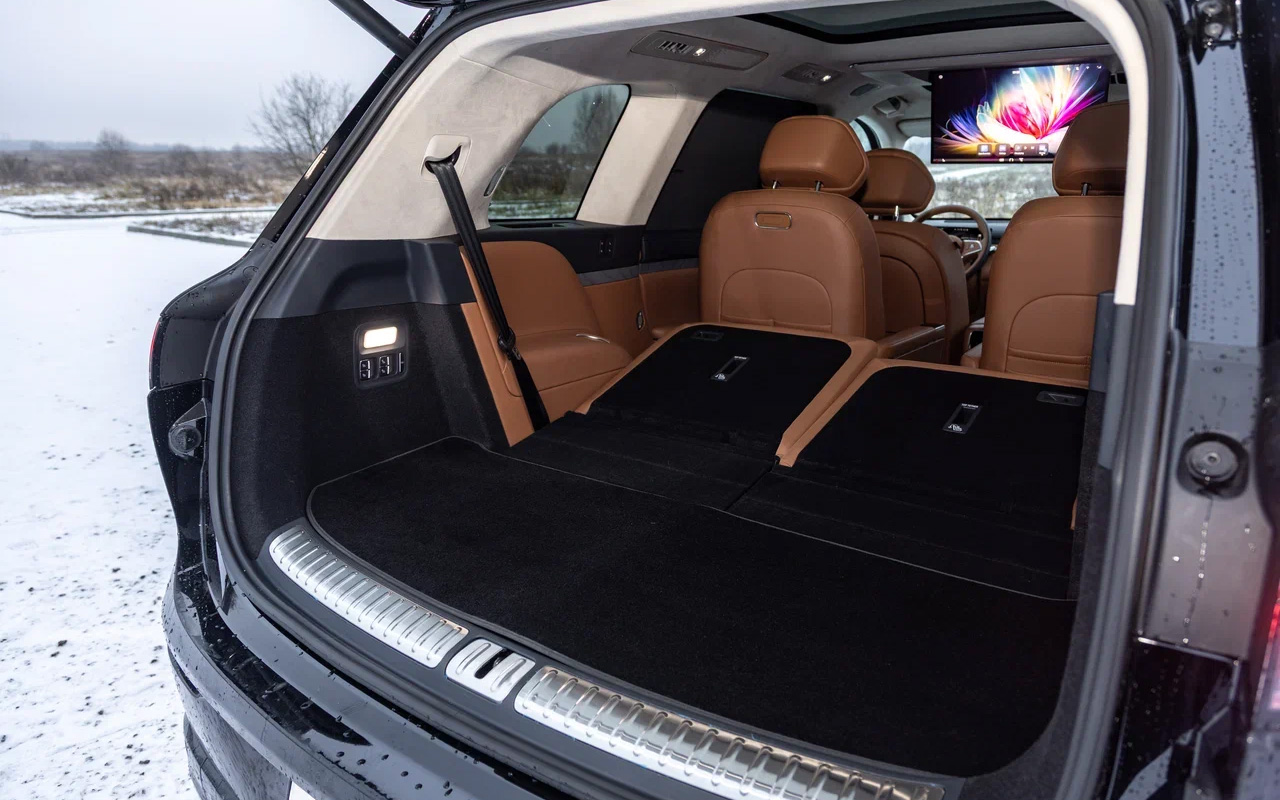 В процессе трансформации задние подголовники в Voyah Taishan самостоятельно складываются, но раскладывать их обратно приходится уже вручную