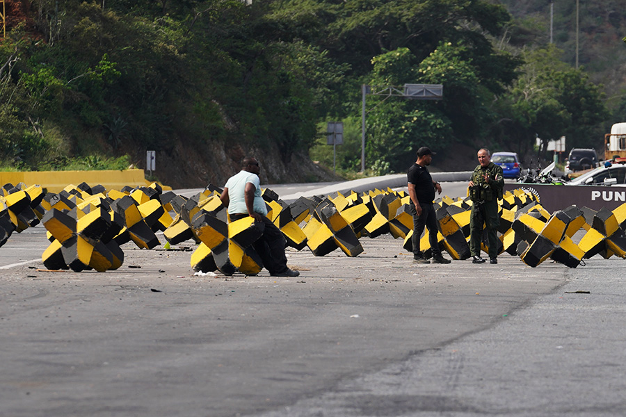 Бетонные блоки блокируют шоссе, ведущее из международного аэропорта Симин Болвар в Каракас.