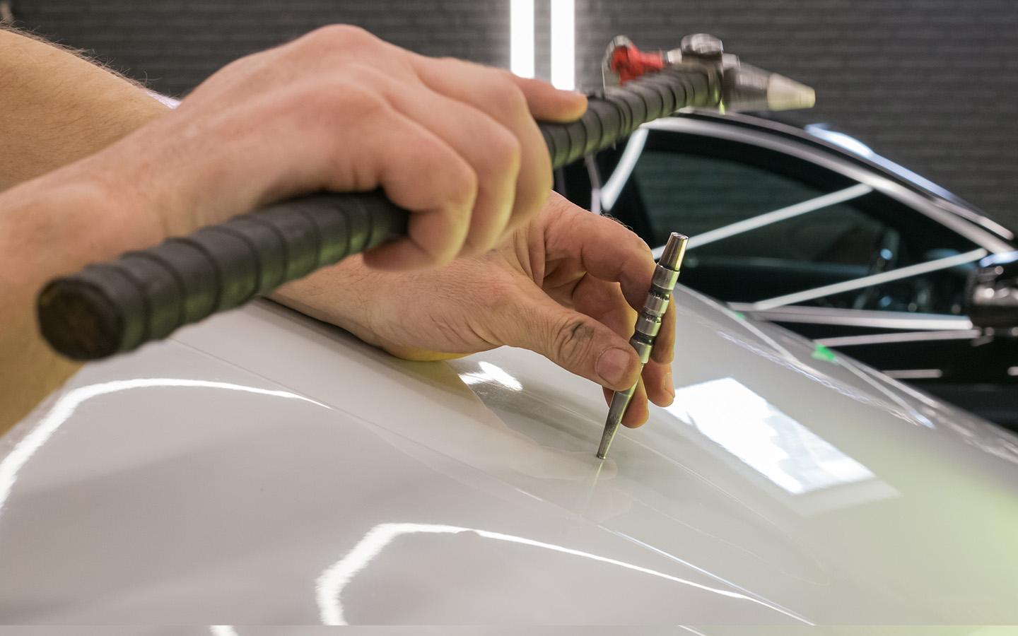 Для выправления вмятин по PDR-технологии также необходимы осадочные инструменты. Это пластиковые или тефлоновые стержни для осаживания (вбивания вовнутрь) выступающих участков металла посредством ударов по ним молоточком