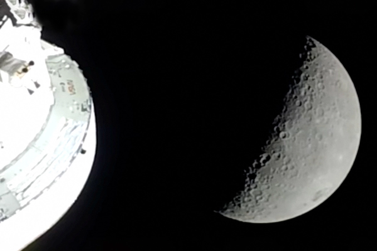 Снимок Луны, сделанный экипажем космического корабля «Орион» миссии НАСА «Артемида II»
