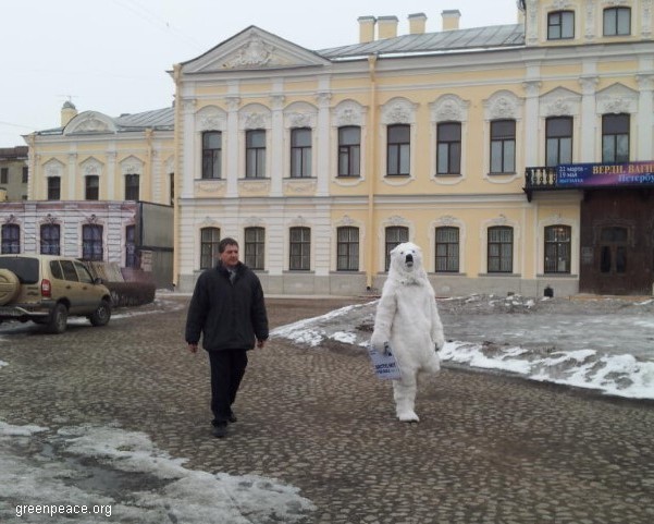В Петербурге белый медведь пожаловался премьеру Норвегии на Statoil