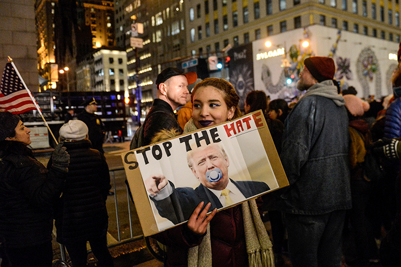 Протестующие с плакатами на акции против Дональда Трампа
&nbsp;
