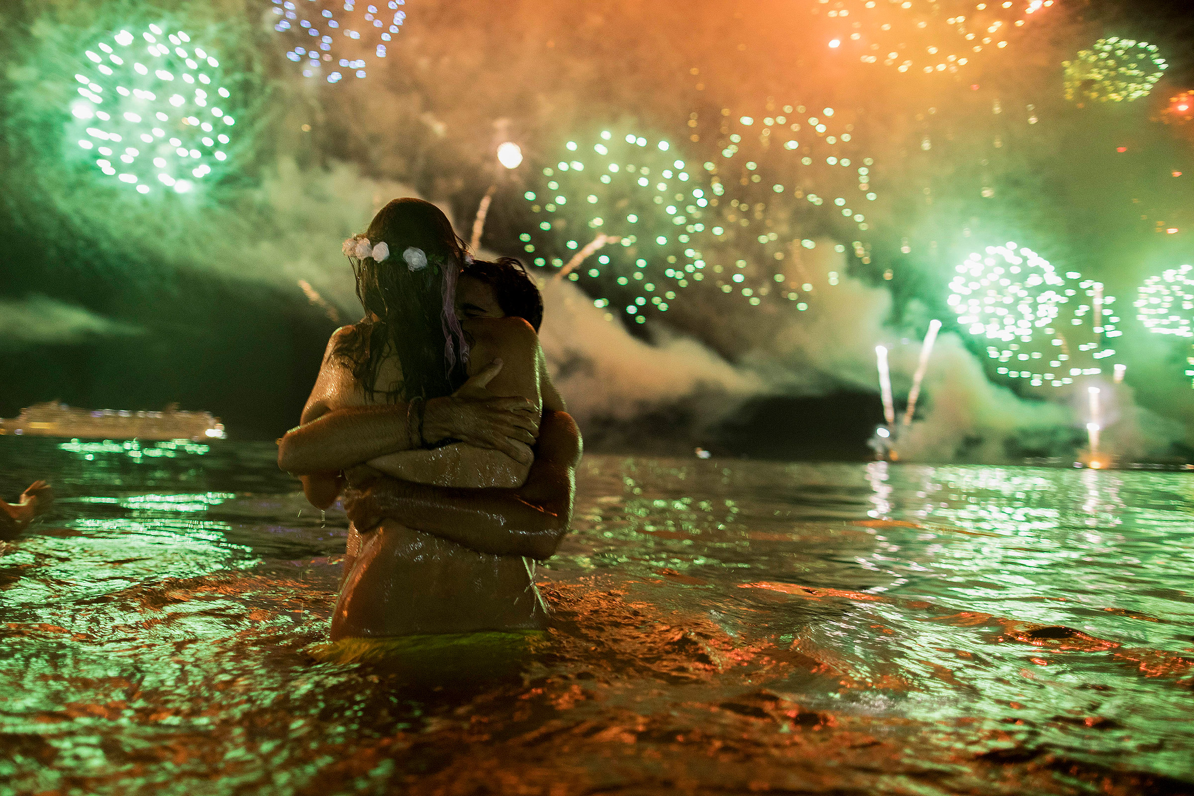 А вот так праздновали Новый год в Бразилии. Пара на пляже в Копакабане, Рио-де-Жанейро​
