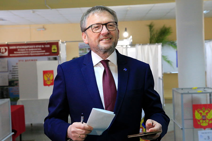 Кандидат Борис Титов ​проголосовал на участке в селе Абрау-Дюрсо в Краснодарском крае вместе с семьей. Он прикреплен к этому участку по месту прописки.