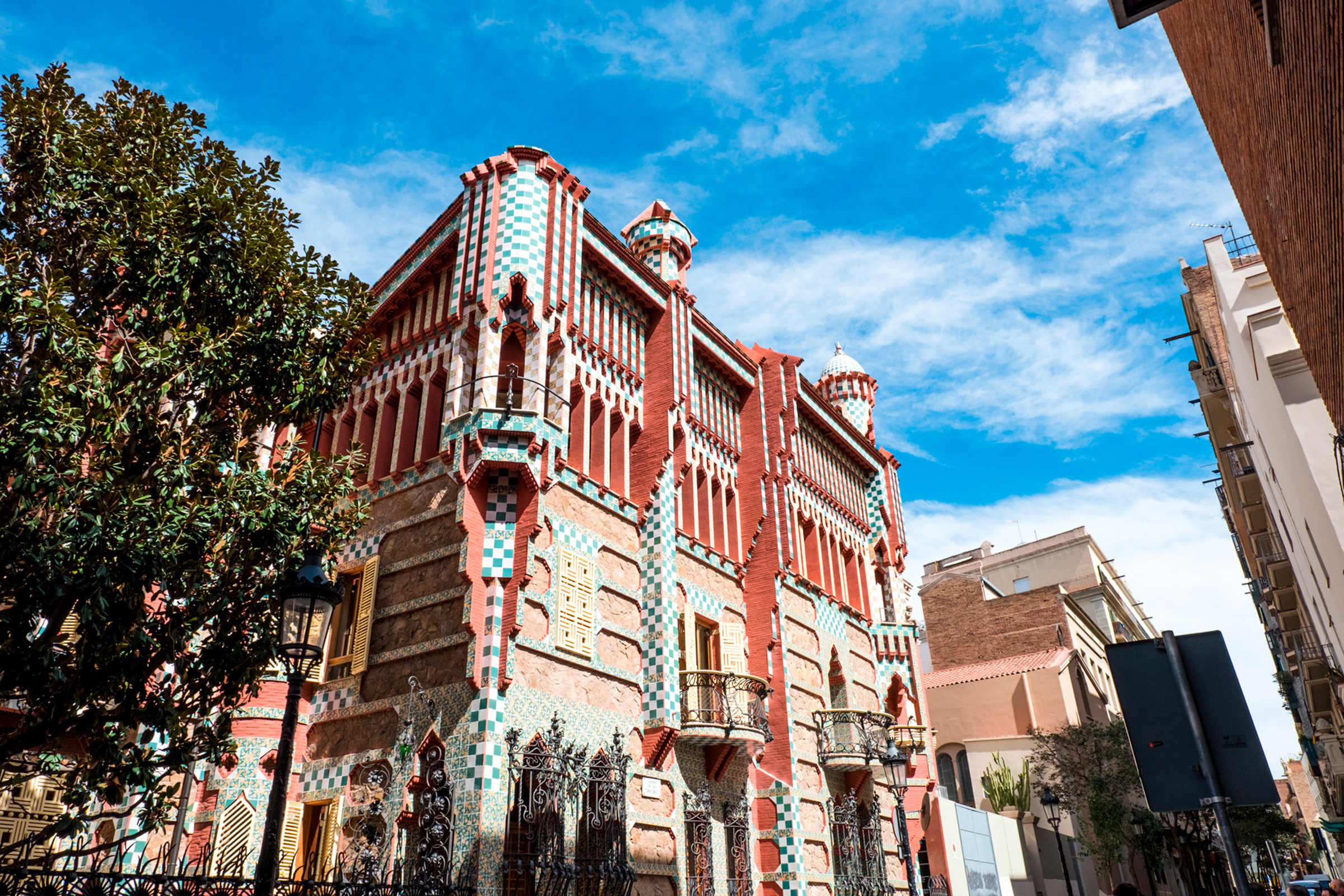 Частный дом, построенный по проекту архитектора Антони Гауди в районе Грасия в Барселоне. Здание стало первым крупным заказом Гауди, его строительство началось в 1883 году и закончилось спустя пять лет, в 1888-м. Сейчас Дом Висенс открыт для посещения
